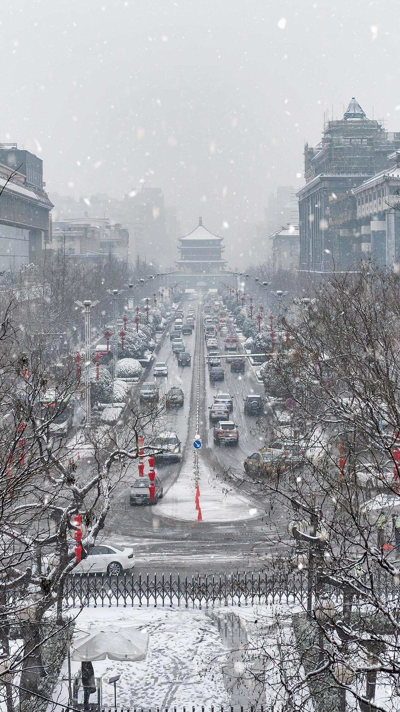 西安瑞雪纷飞展现东北豪迈风情，雪兆丰年绘万千风情画卷